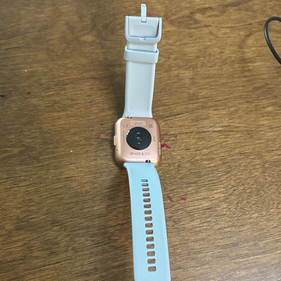 Elegant Smartwatch with Gold Case and White Band - Picture 2 of 6